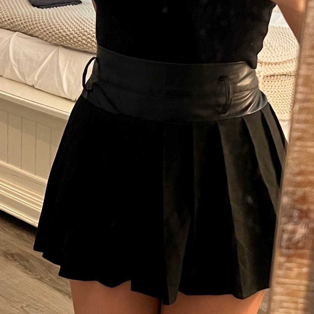 Zara Elegant Black Pleated Women's Skirt with Leather Waist